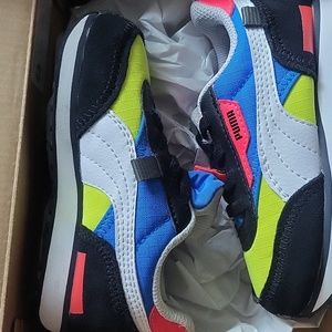 Tennis shoes
